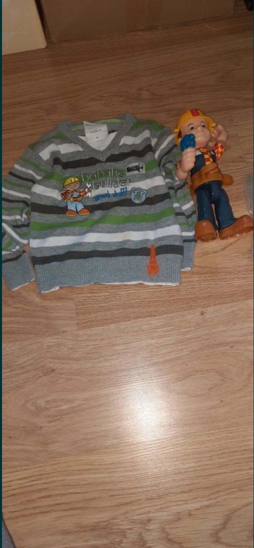 Sweter chłopięcy 98 plus zabawka