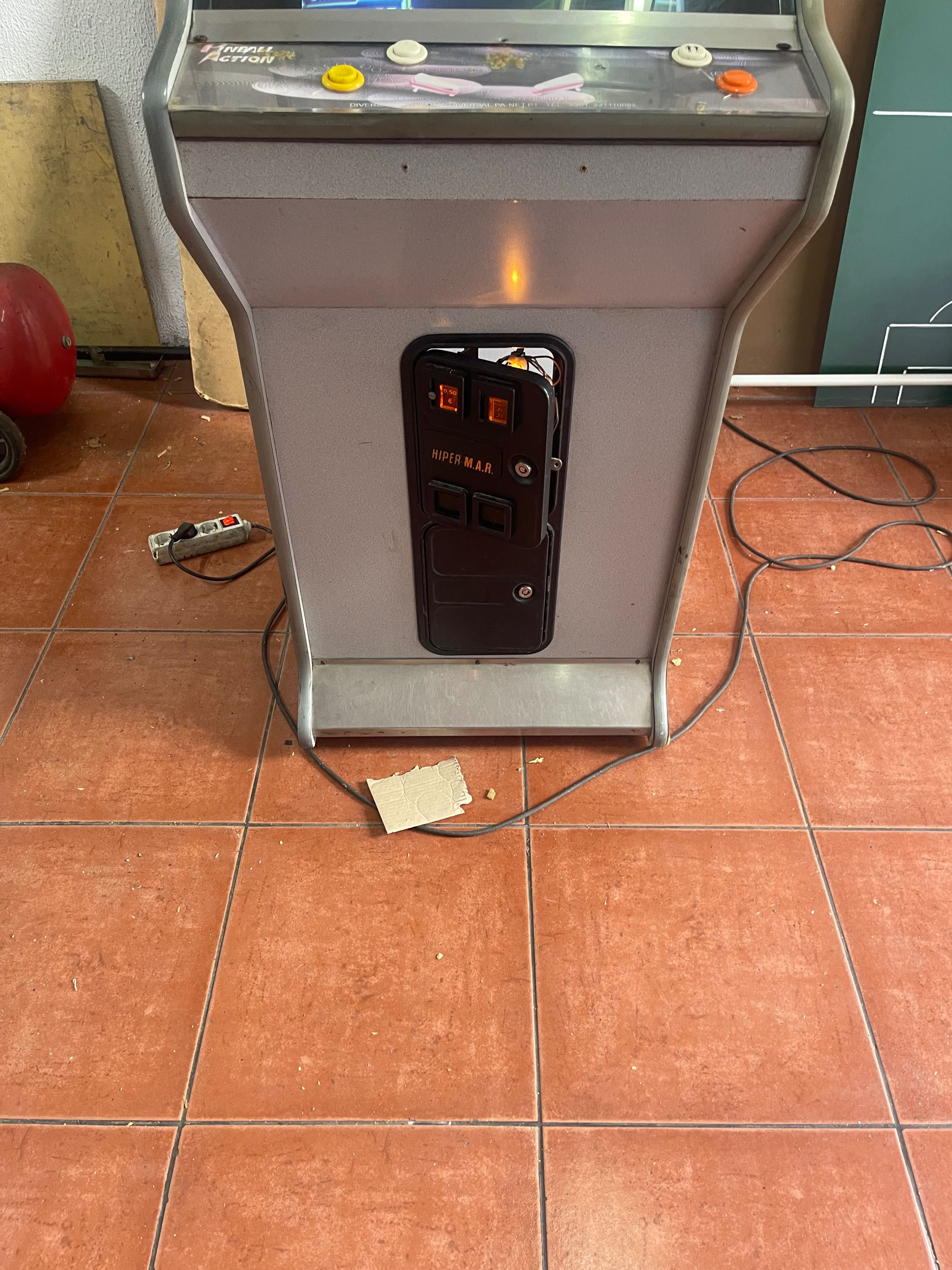 Vendo vídeo com jogo de flipper