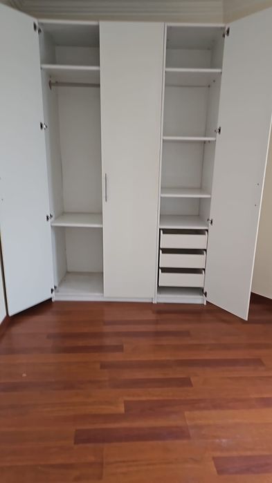Roupeiro IKEA com módulo de gavetas