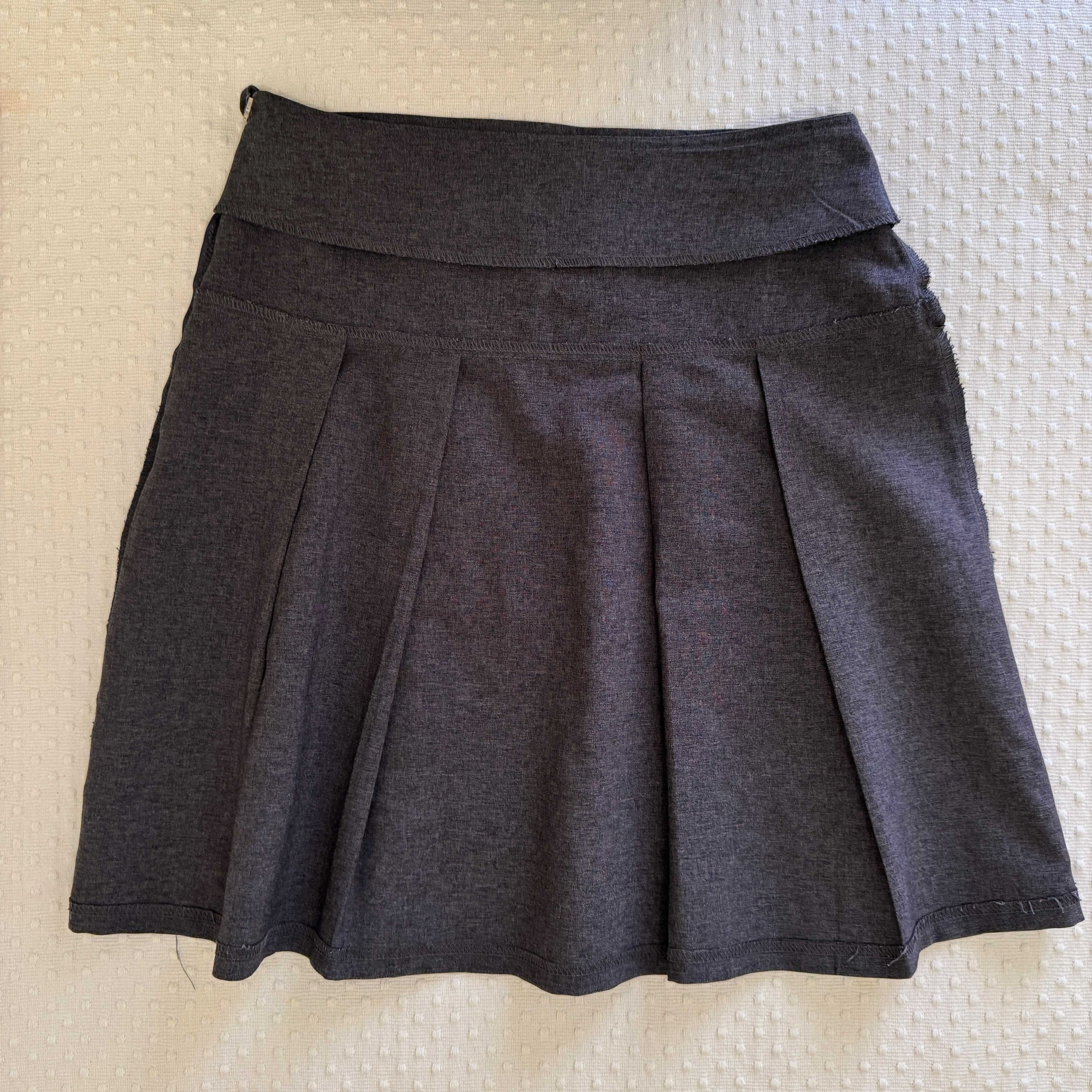 Farda colégio: saia cinzenta (2 unids.) / School uniform: gray skirt