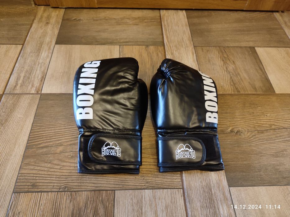 Nowe czarne rękawice bokserskie sportowe