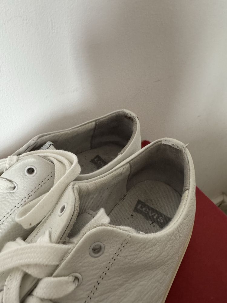 Buty trampki Levi’s skórzane białe 39