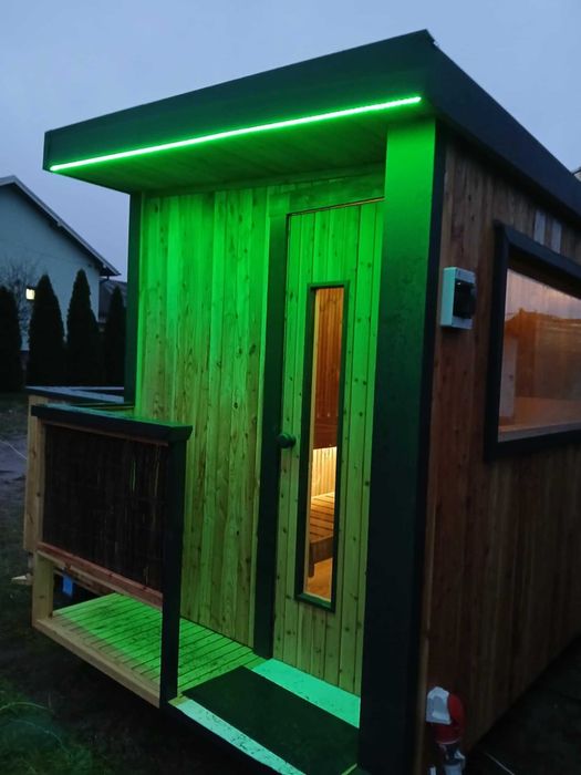sauna ogrodowa wraz ze zbiornikiem do morsowania