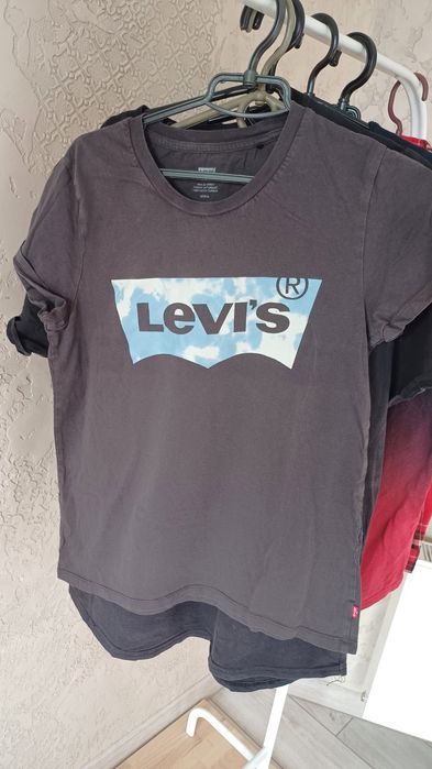 футболки жіночі  Levis з принтом та однотонніХс-М