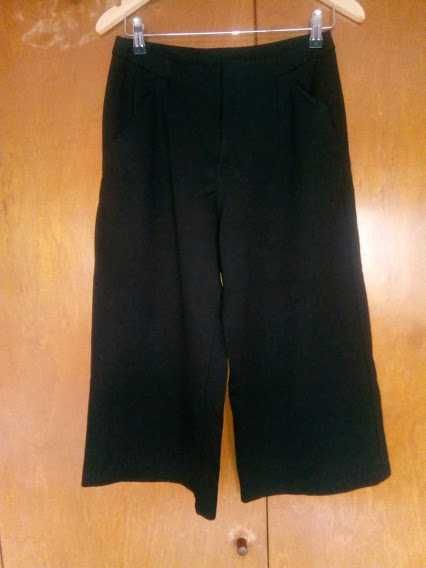 Calças/culottes pretas da Stradivarius T. 38 (medidas no anúncio)