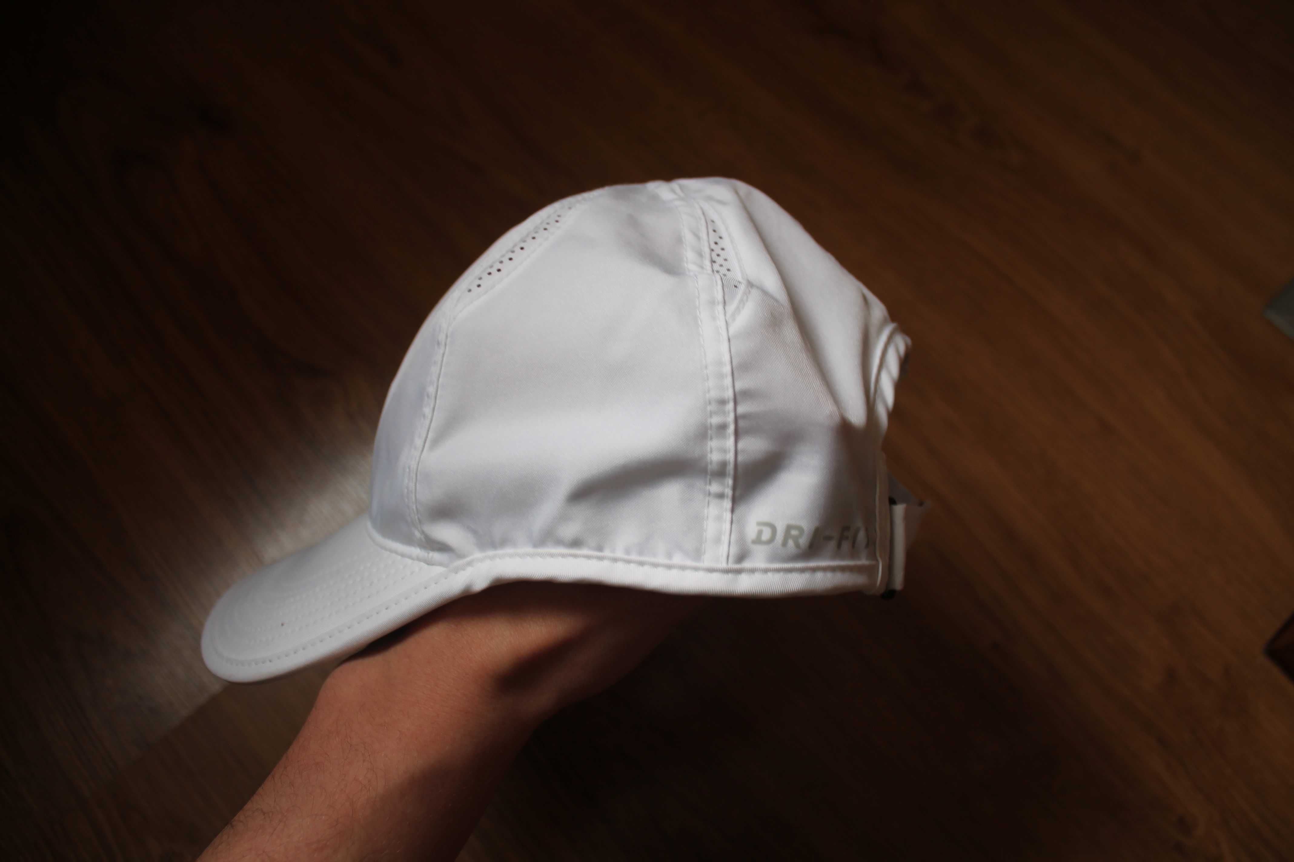 унисекс кепка по типу пятипанелька nike Featherlight Hat Cap White