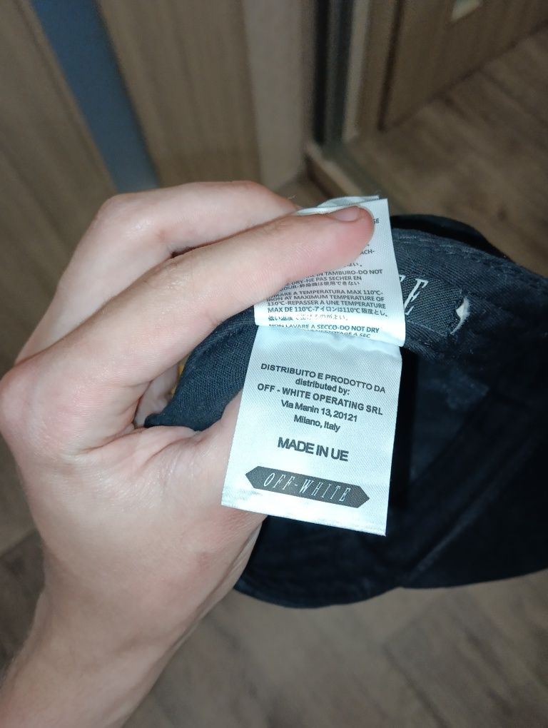 Кепка off-white .