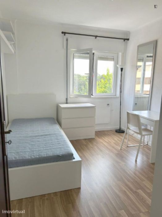 Quarto - localizado em Matosinhos Porto