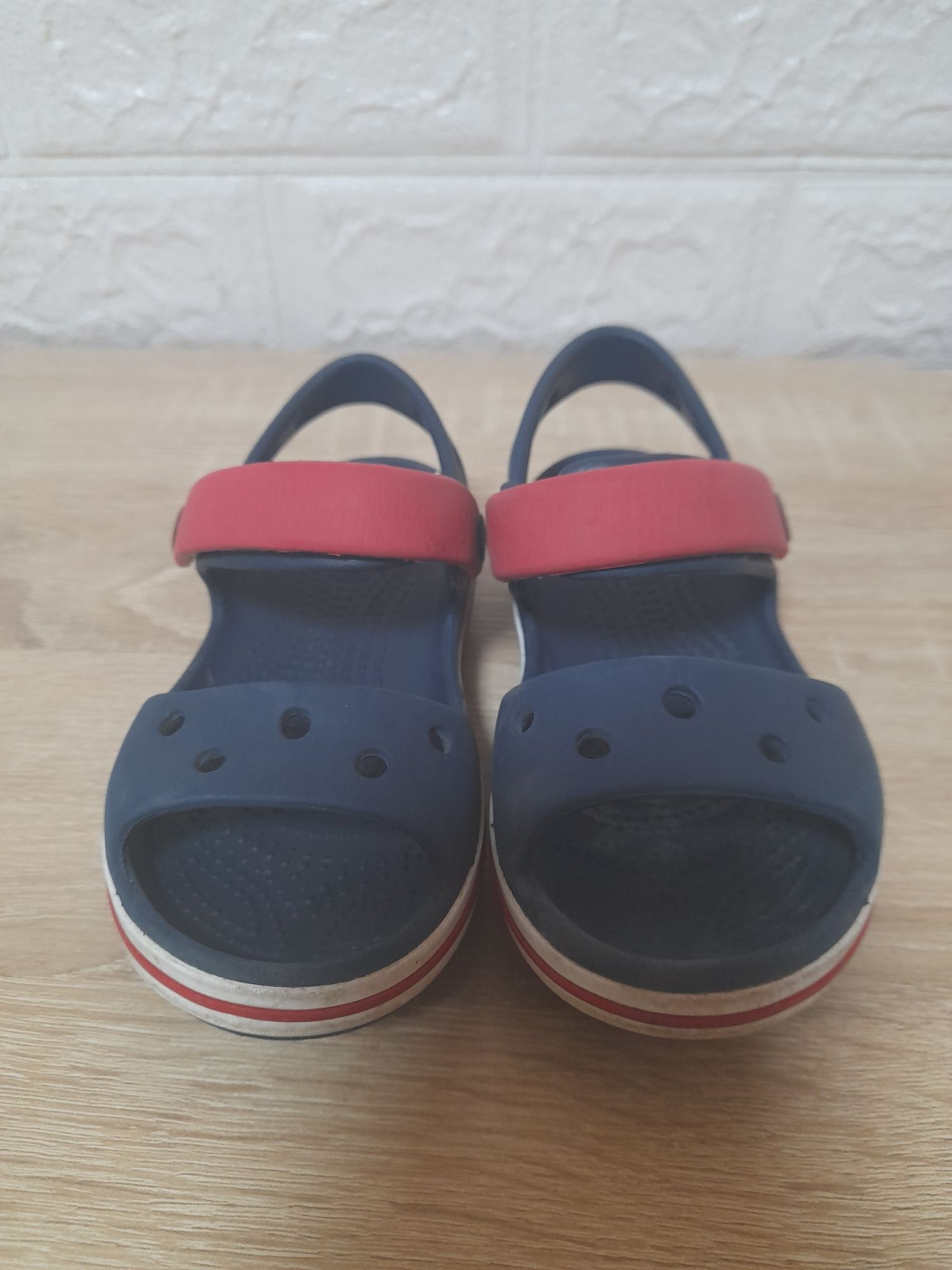 Продам crocs c 8