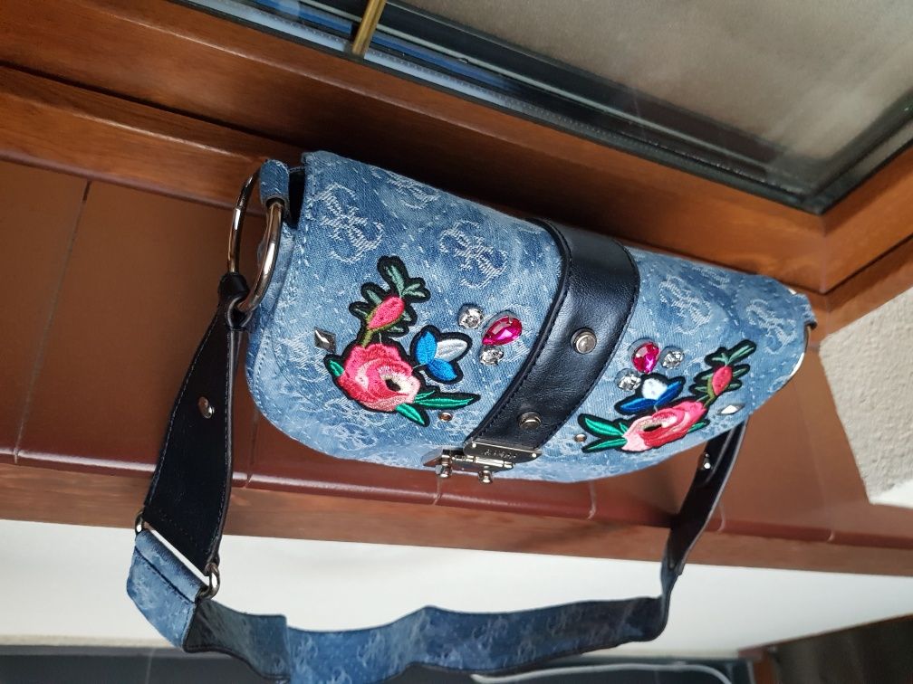 Śliczna torebeczka Guess Denim, hafty, kamienie akrylowe, monogram ory