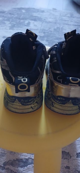 Кросівки стильні та зручні