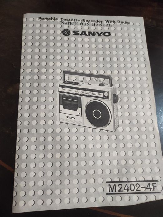Radio antigo da Sanyo e Radio Stereo 1000