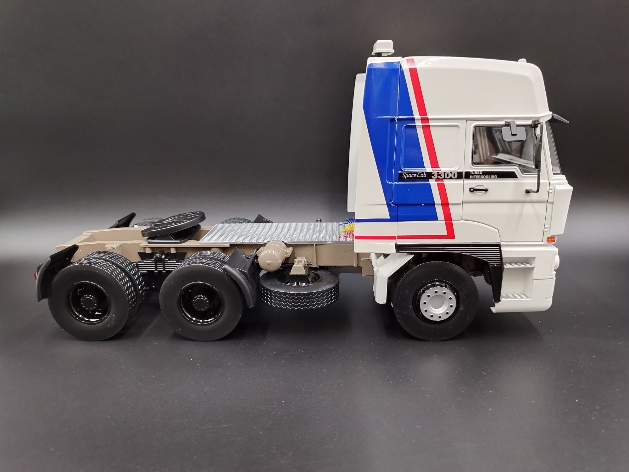 1:18 Road Kings 1982 DAF 3300 Space Cab model