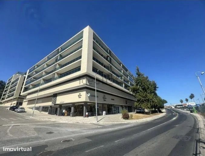 Loja para venda  em Famôes Odivelas com 101 m2 e excelente localização