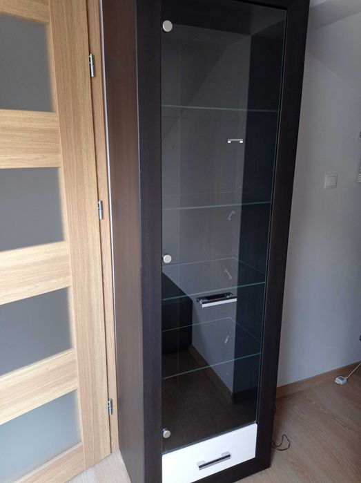 Pionowy regał Black Red White Largo Wenge