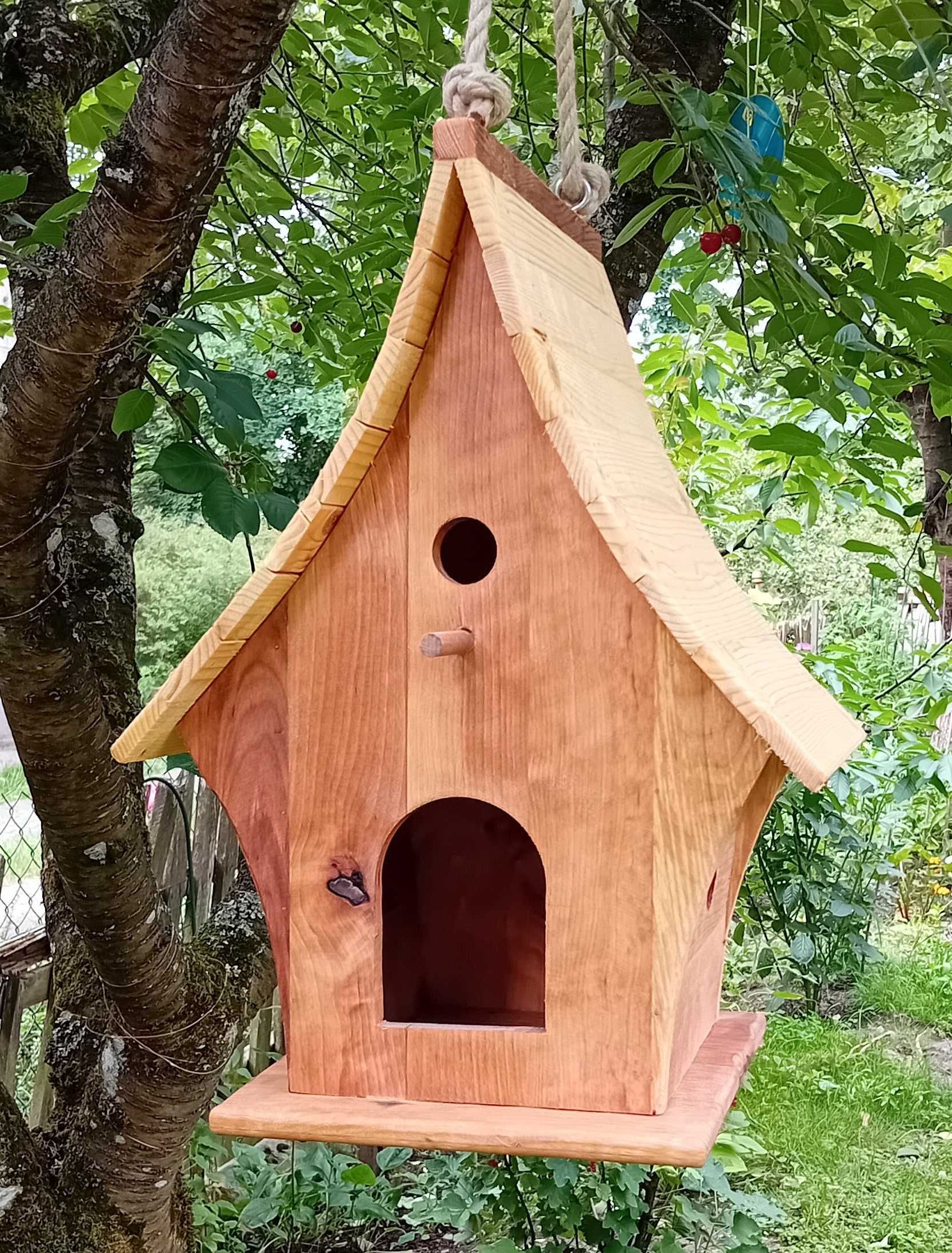 Drewniany domek dla ptaków - karmnik