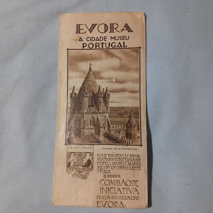 Antigo guia turístico cidade de Évora