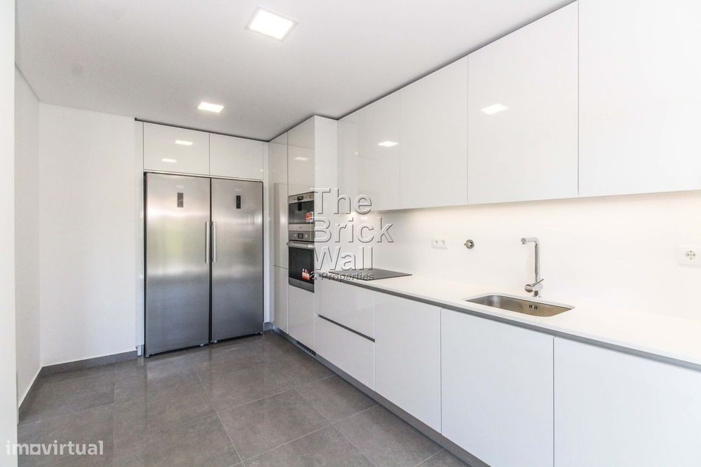 Apartamento T4 em condomínio fechado com piscina em zona central de Al