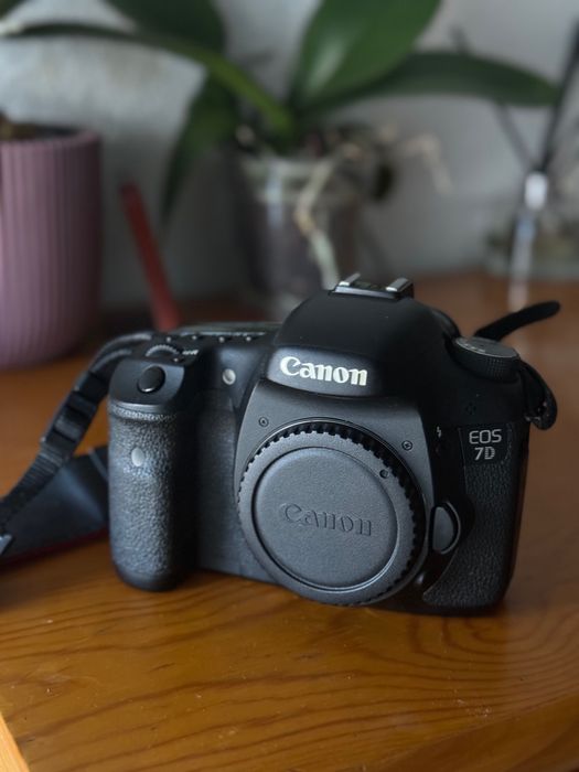 Продаю фотоаппарат Canon EOS 7D + объектив 50mm + аксессуары