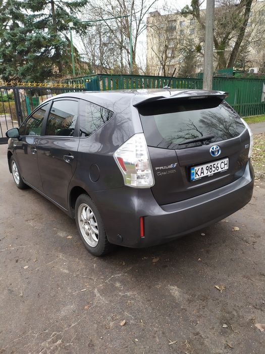 Toyota Prius V  Тойота Пріус