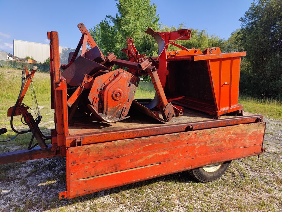 Trator Izeki 25cv 4x4  com alfaias
