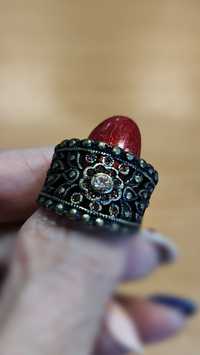 Efektowny pierścionek - sygnet vintage zdobiony cyrkoniami