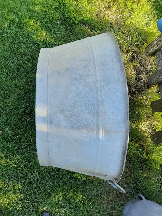 Ocynkowana wanna, dekoracja w ogrodzie