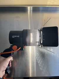 Lampa video UNOMAT LX 901 GZ z modyfikatorem światła na przodzie