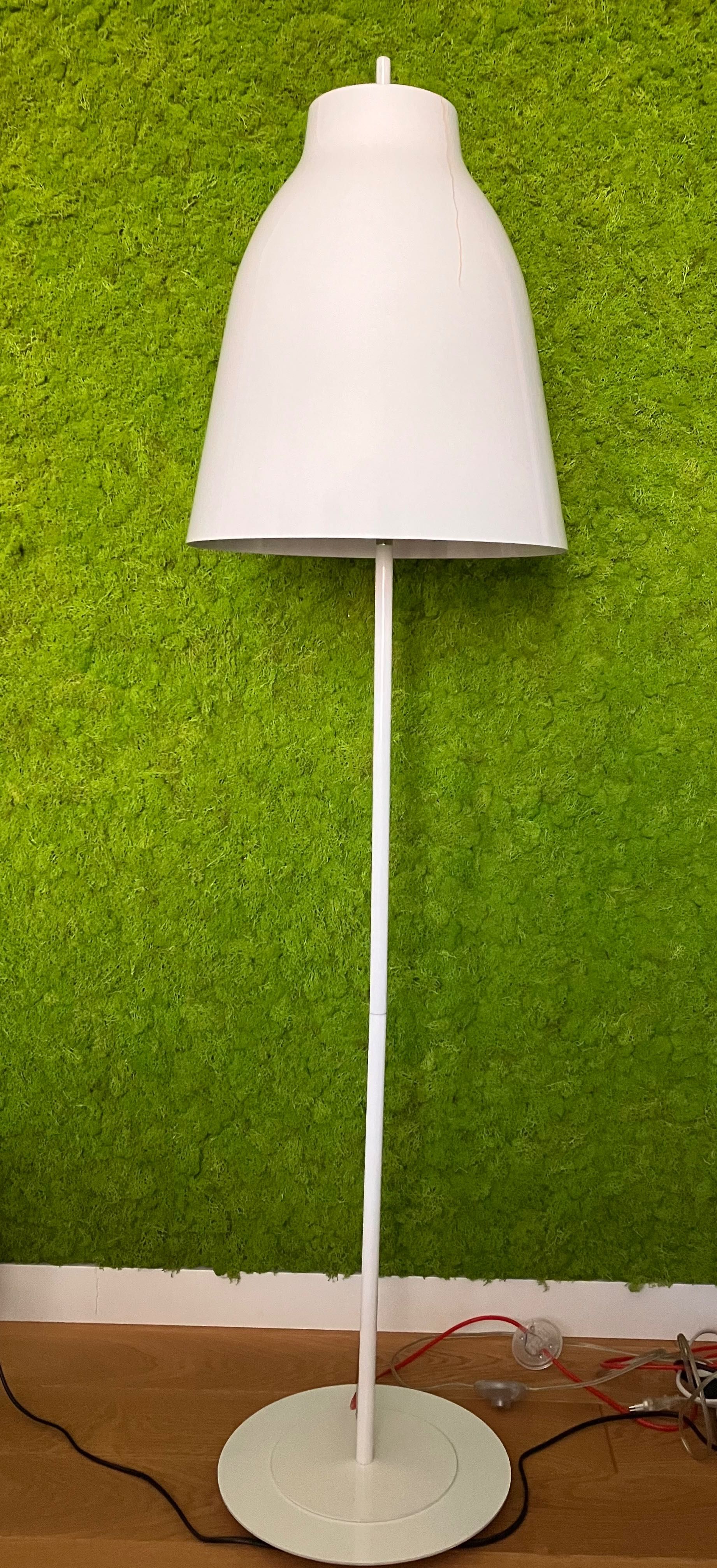 Designerska lampa stojąca biała