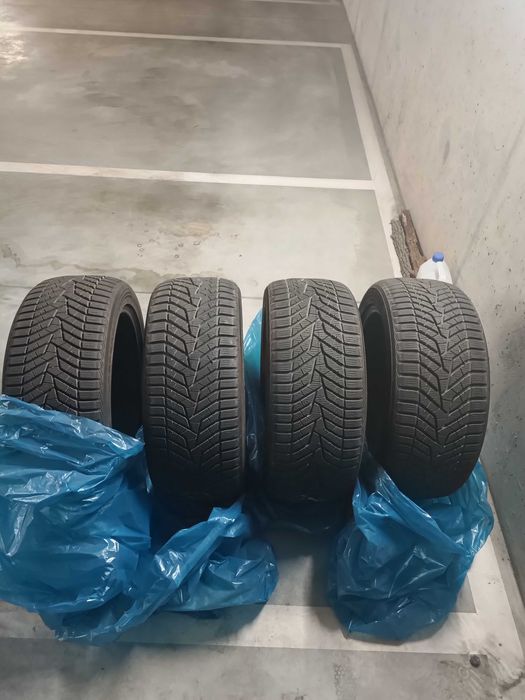 Opony zimowe Yokohama BluEarth Winter V905 235/45R17 97 V 4 sztuki