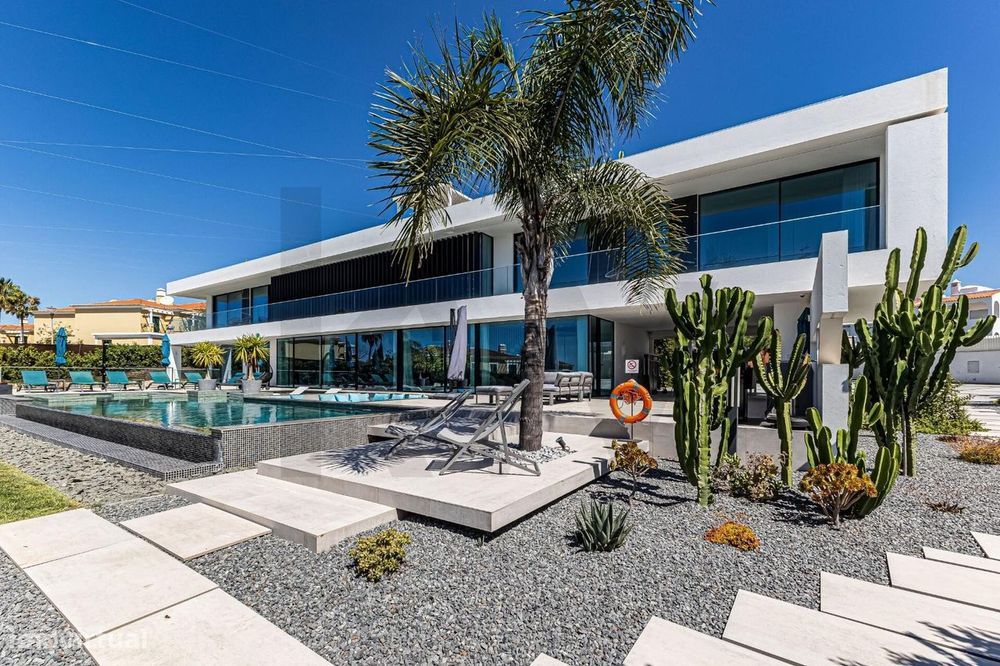 Moradia de Luxo Com 5 Quartos, Piscina Aquecida e a 3 Minutos da Praia