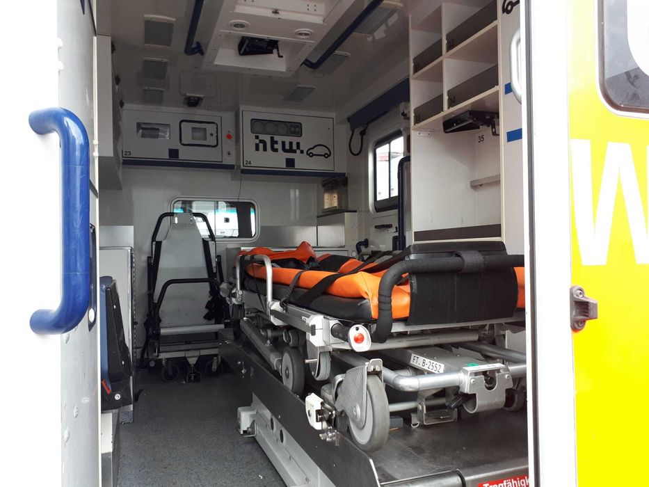nosze karetka łóżko stół ambulans