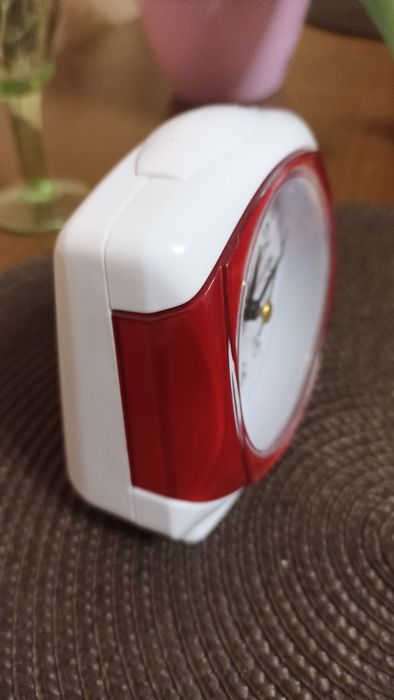 Часы будильник настольные