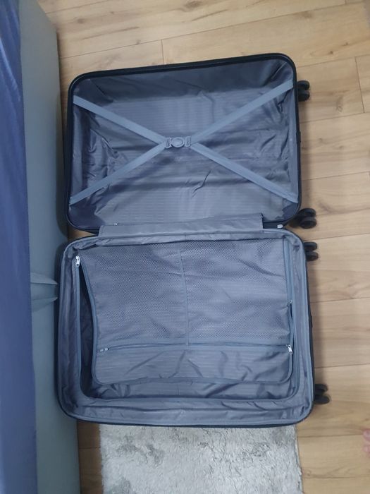 Duża walizka Amazon Basics