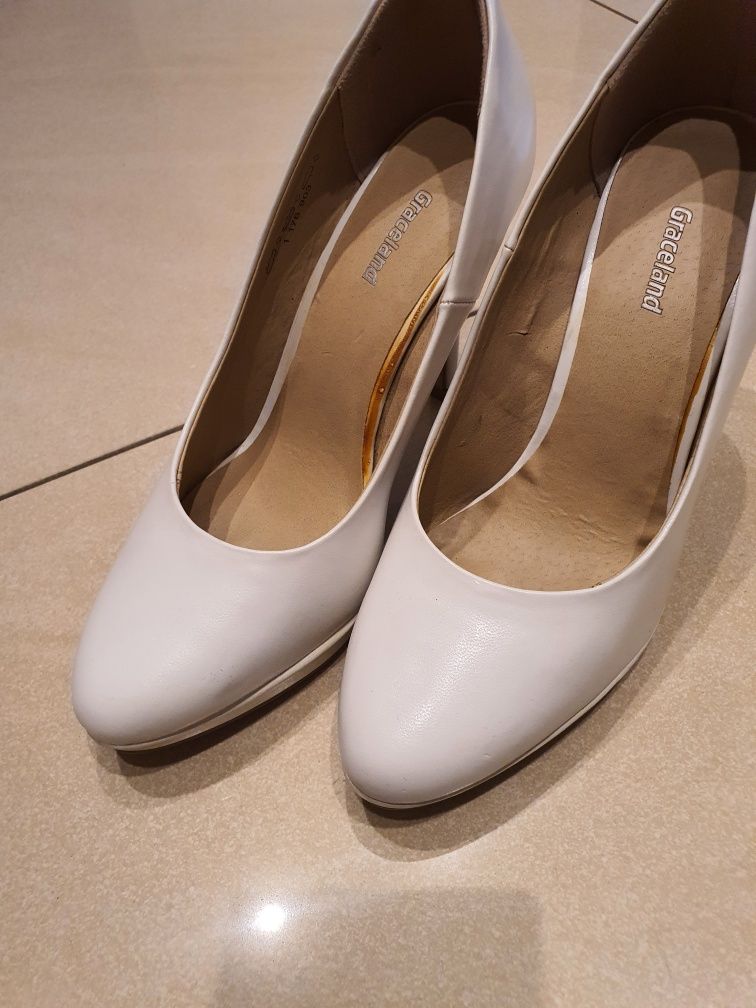 Buty na obcasie, raz założone