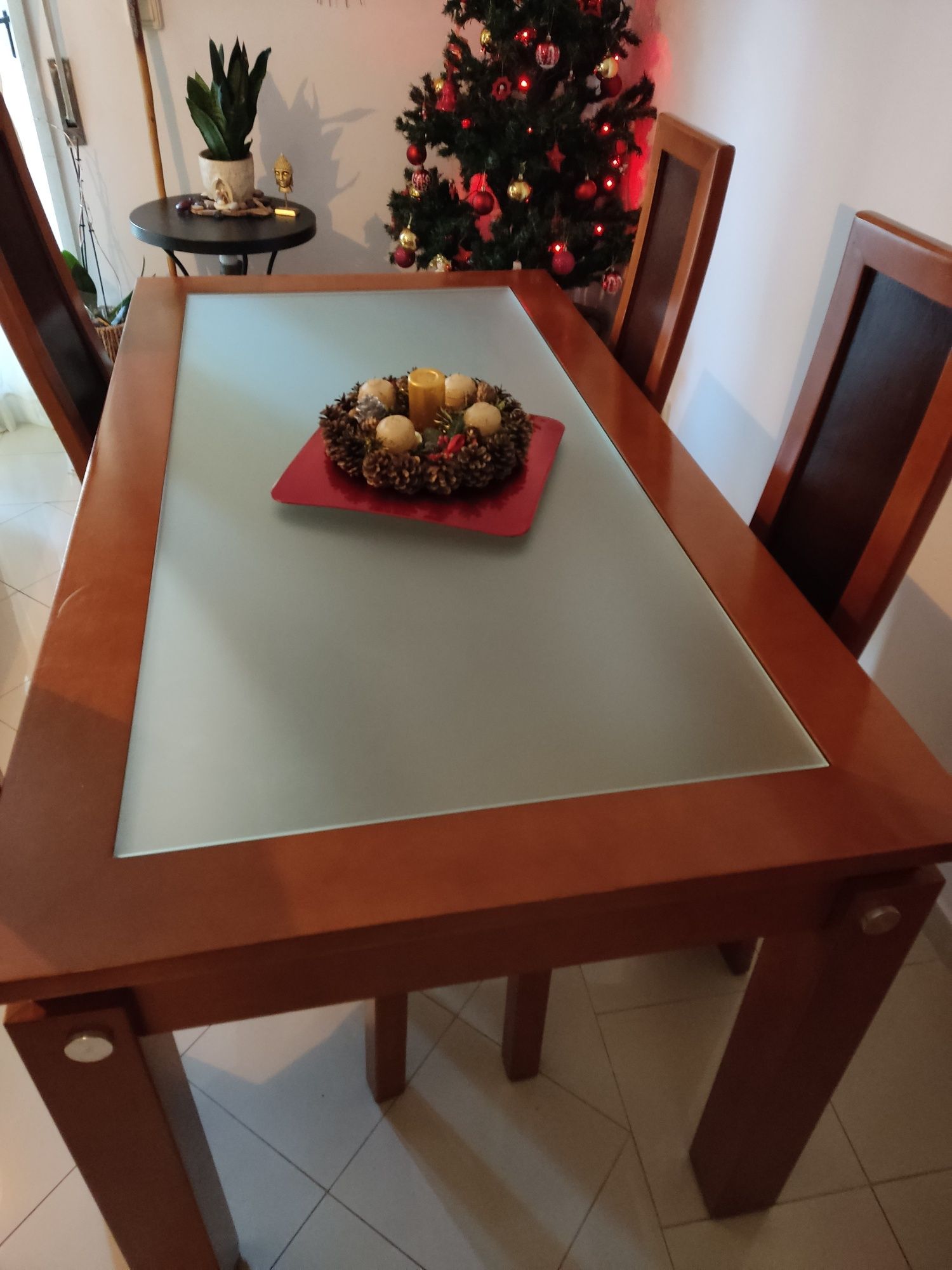 Conjunto de mesa e cadeiras