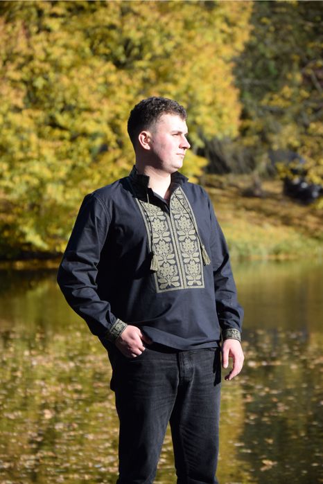 Чоловіча вишиванка чорного кольору