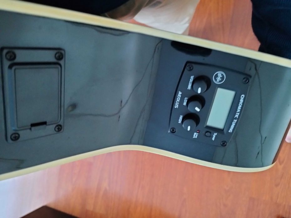 Guitarra eletroacústica folk