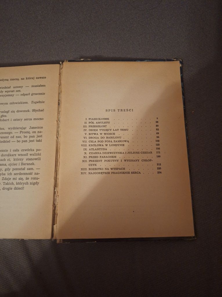 Edith Nesbit "Historia amuletu"