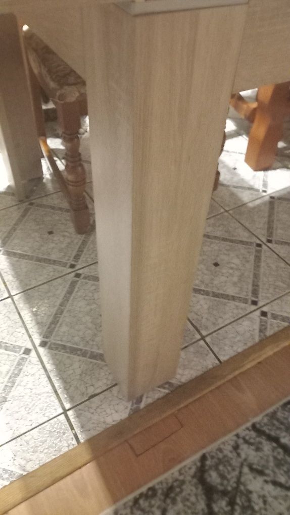 Stol duży i szeroki