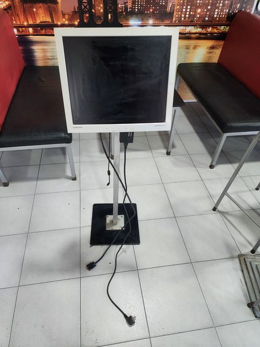 Monitor Samsung com Suporte de Pé