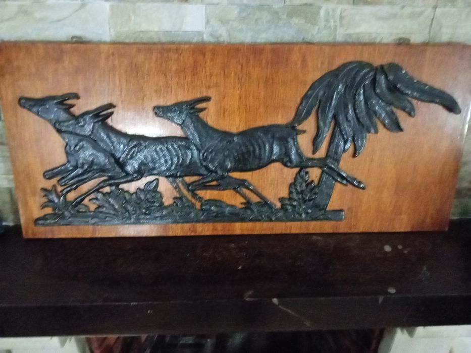 Quadro em bronze e madeira