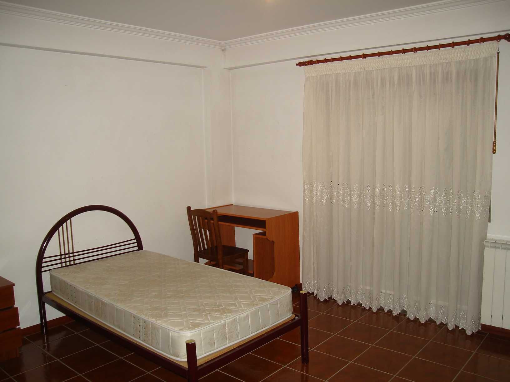 Arrenda-se quarto a rapariga