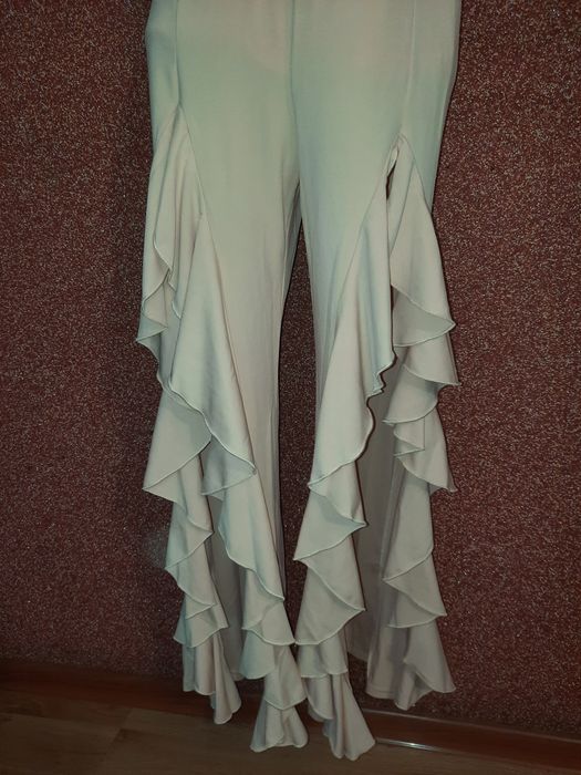 Spodnie z rozcięciem z falbankami