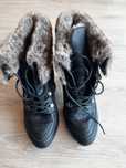 Botins pretos com pêlo nr. 40