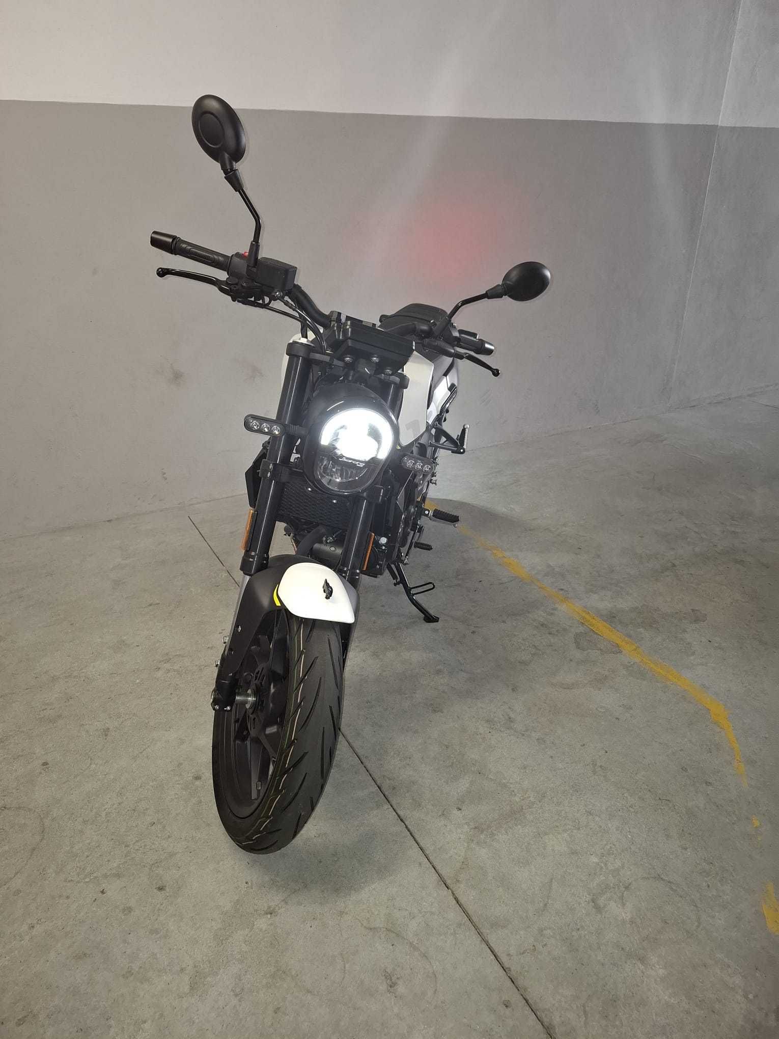 Benelli Leoncino 125cc – Impecável