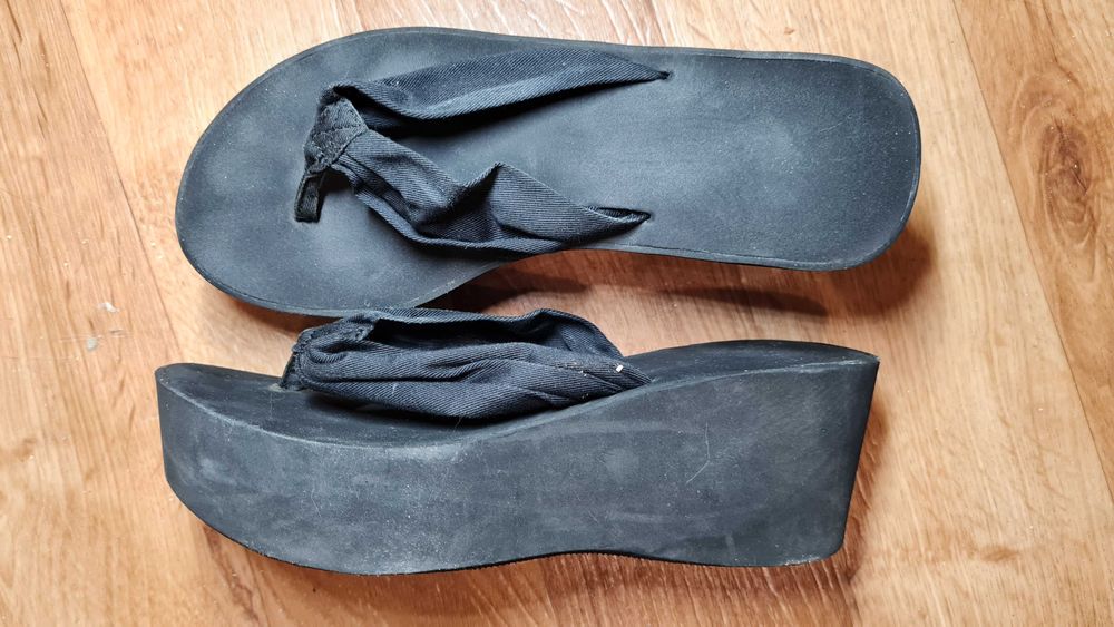 Чорні шльопанці Victoria's Secret