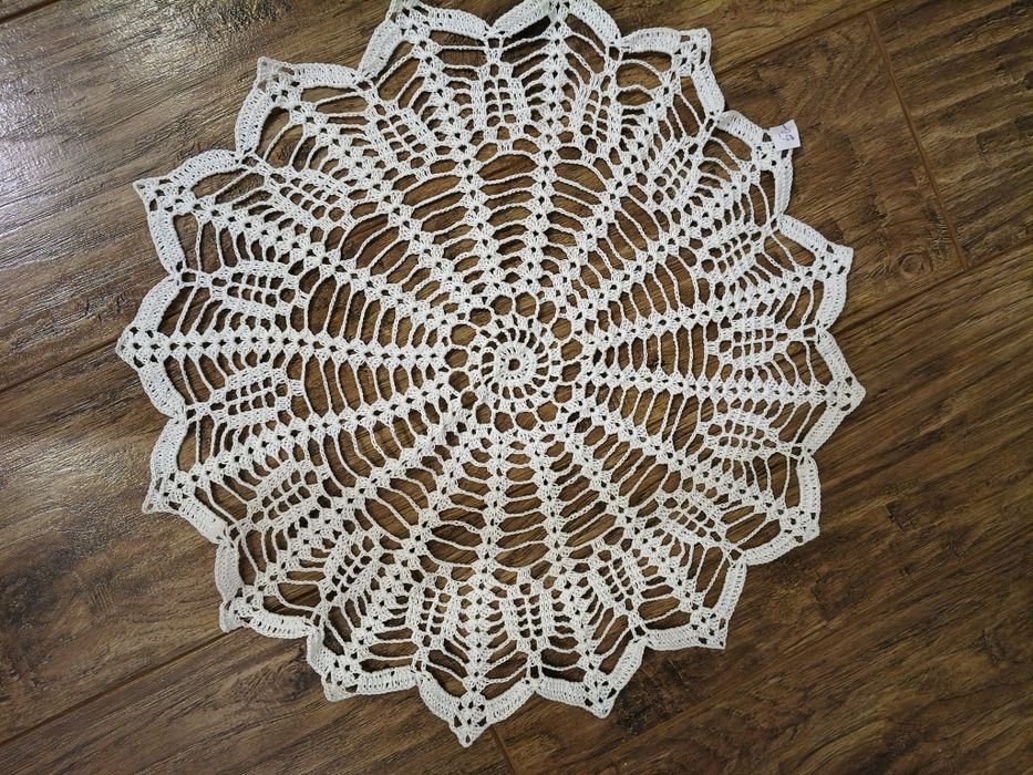 Bieżnik zrobiony na szydełku 50x50