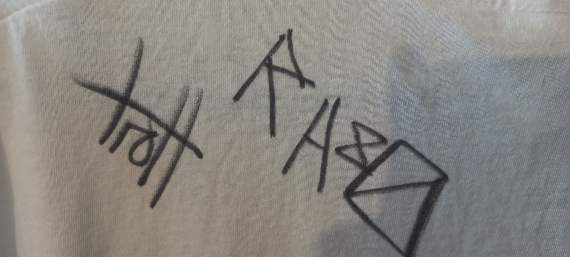 Продам футболка з підписами  відомих Баскебо