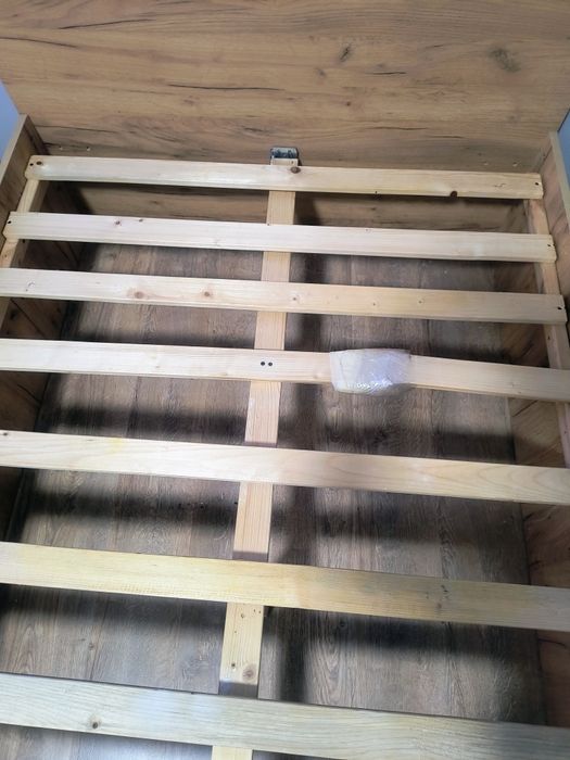 oddam za darmo łóżko do sypialni z materacem